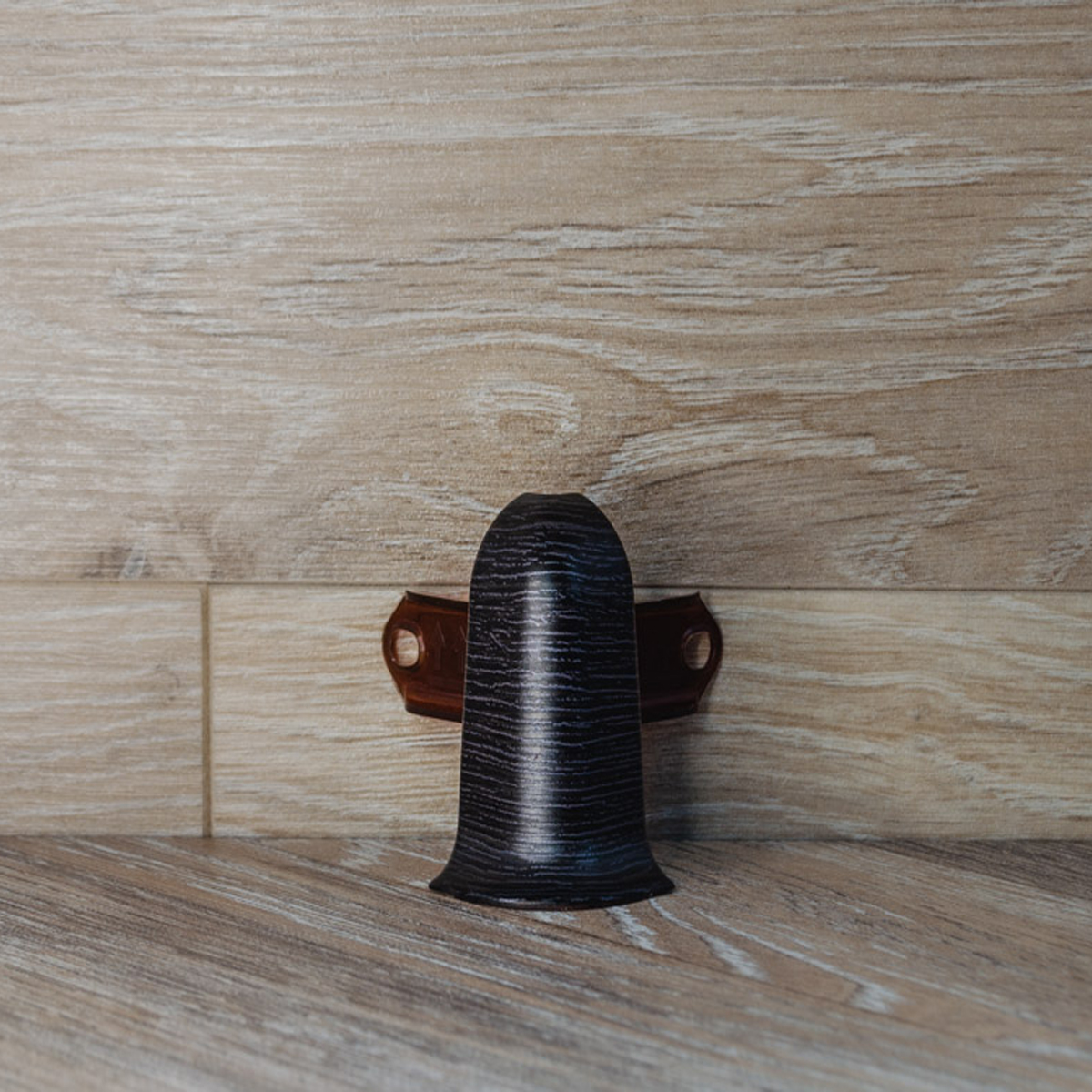 Угол наружный (внешний) с крепежом для плинтуса 85мм "Деконика", 303 Венге темный