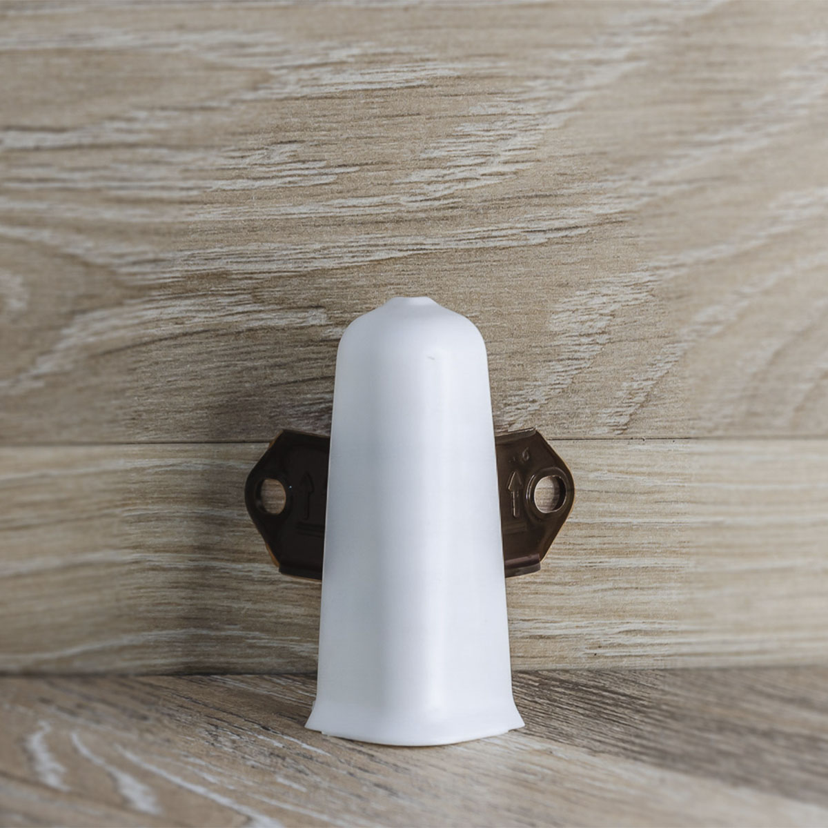 Угол наружный (внешний) с крепежом для плинтуса 70мм "Деконика", 001 Белый