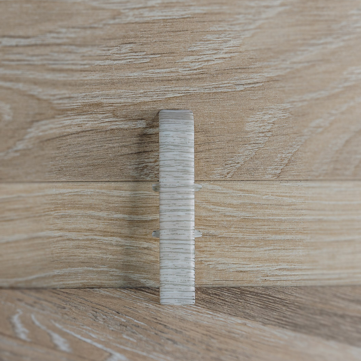 Соединитель для плинтуса 85мм "Деконика", 253 Ясень серый