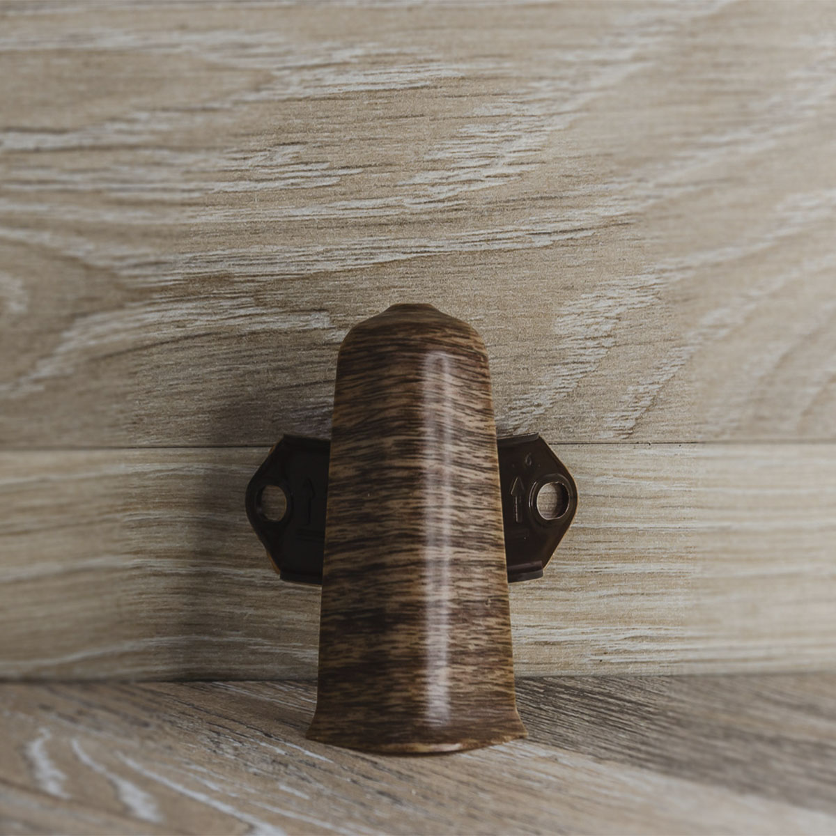 Угол наружный (внешний) с крепежом для плинтуса 85мм "Деконика", 291 Орех