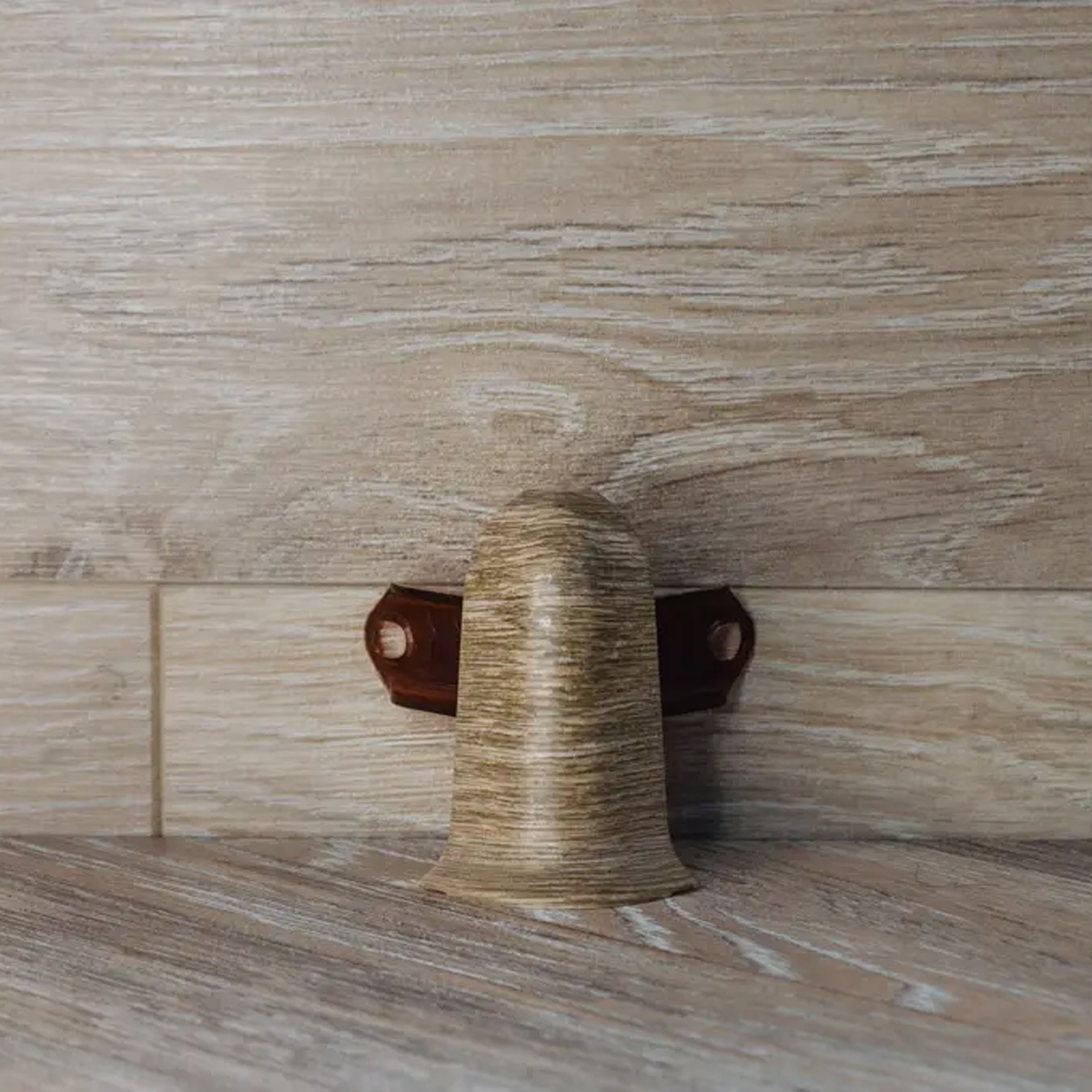 Угол наружный (внешний) с крепежом для плинтуса 55мм "Идеал Классик", 208 Дуб мокко