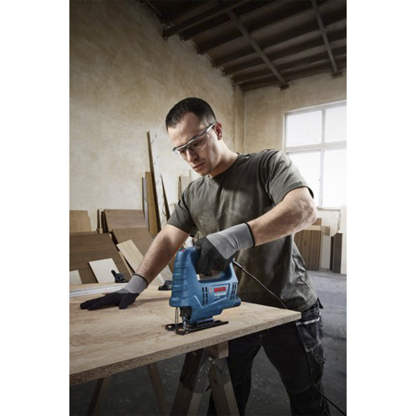 Пила лобзиковая Bosch GST 680 с комплектующими (полотно,защитная накладка,ключ)