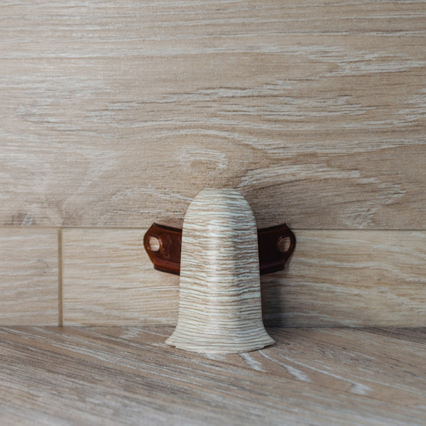 Угол наружный (внешний) с крепежом для плинтуса 55мм "Идеал Классик", 229 Дуб латте