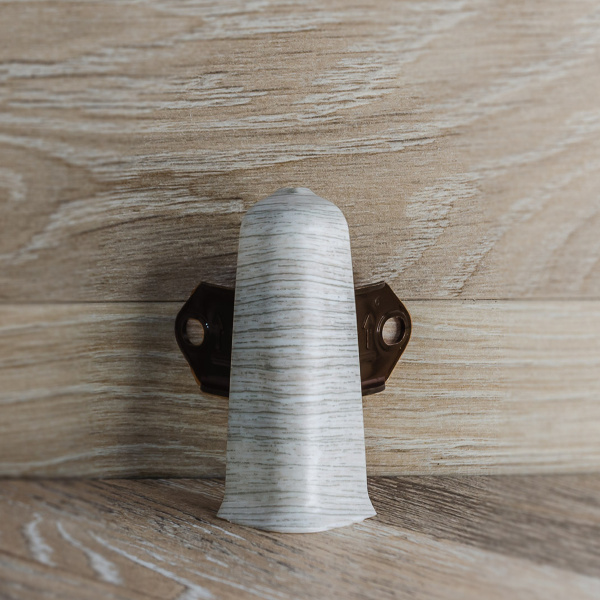 Угол наружный (внешний) с крепежом для плинтуса 85мм "Деконика", 253 Ясень серый