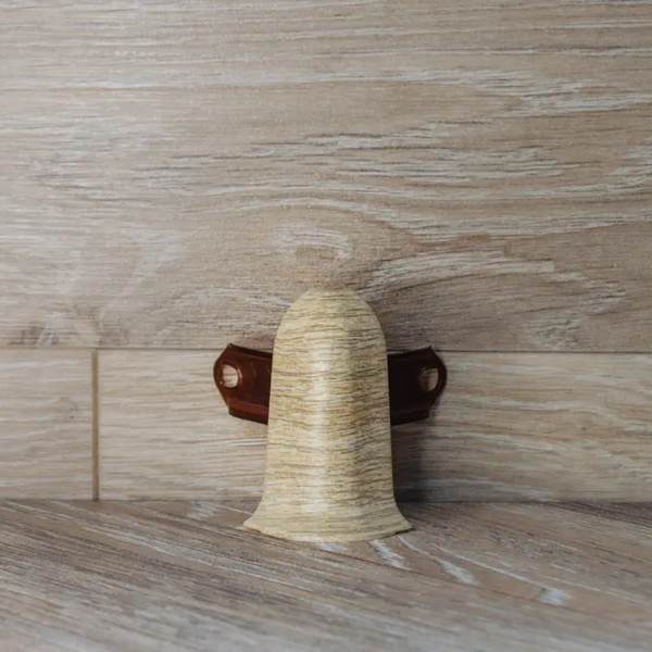 Угол наружный (внешний) с крепежом для плинтуса 55мм "Идеал Классик", 213 Дуб северный