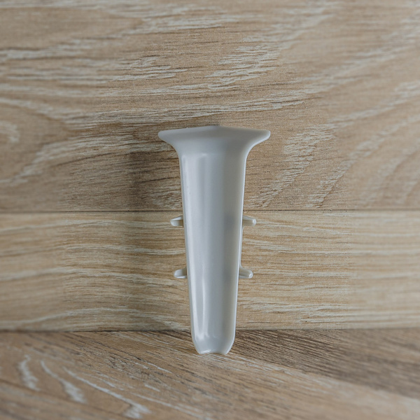 Угол внутренний для плинтуса 85мм "Деконика", 002 Светло-серый